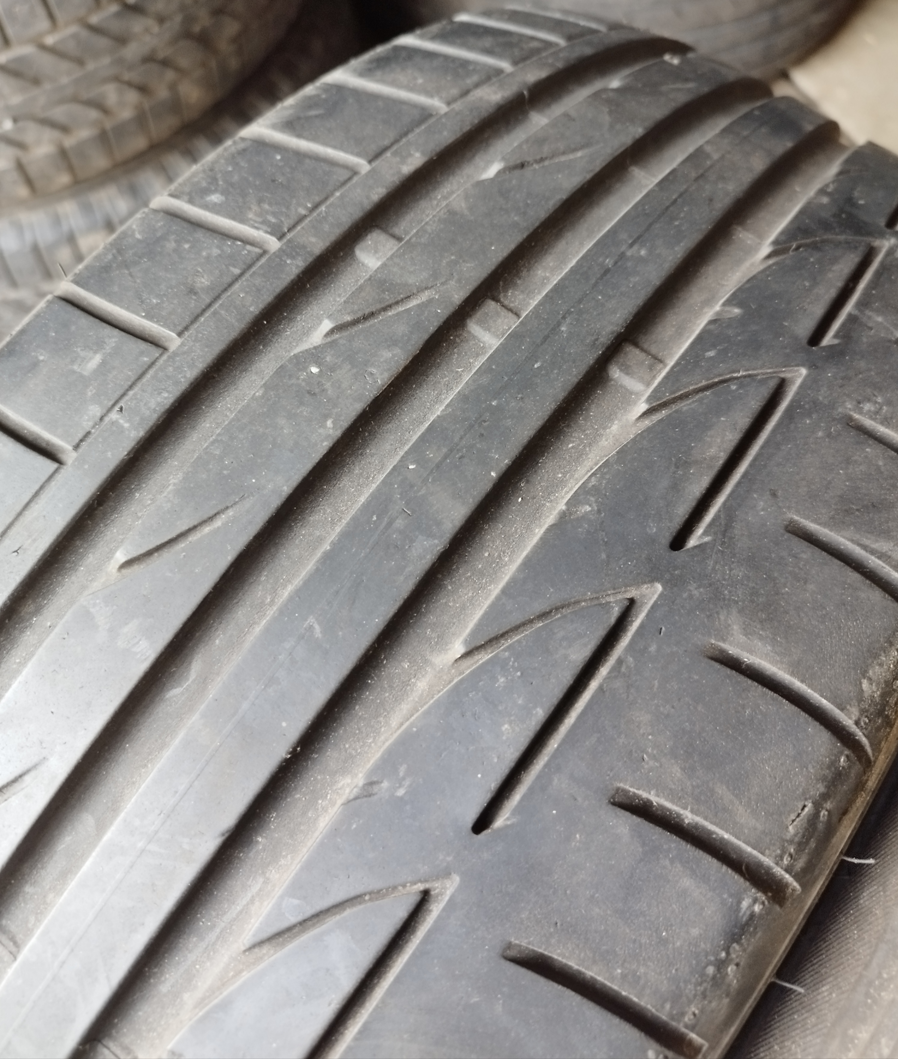 2 LETNÍ BRIDGESTONE 235/40 R19