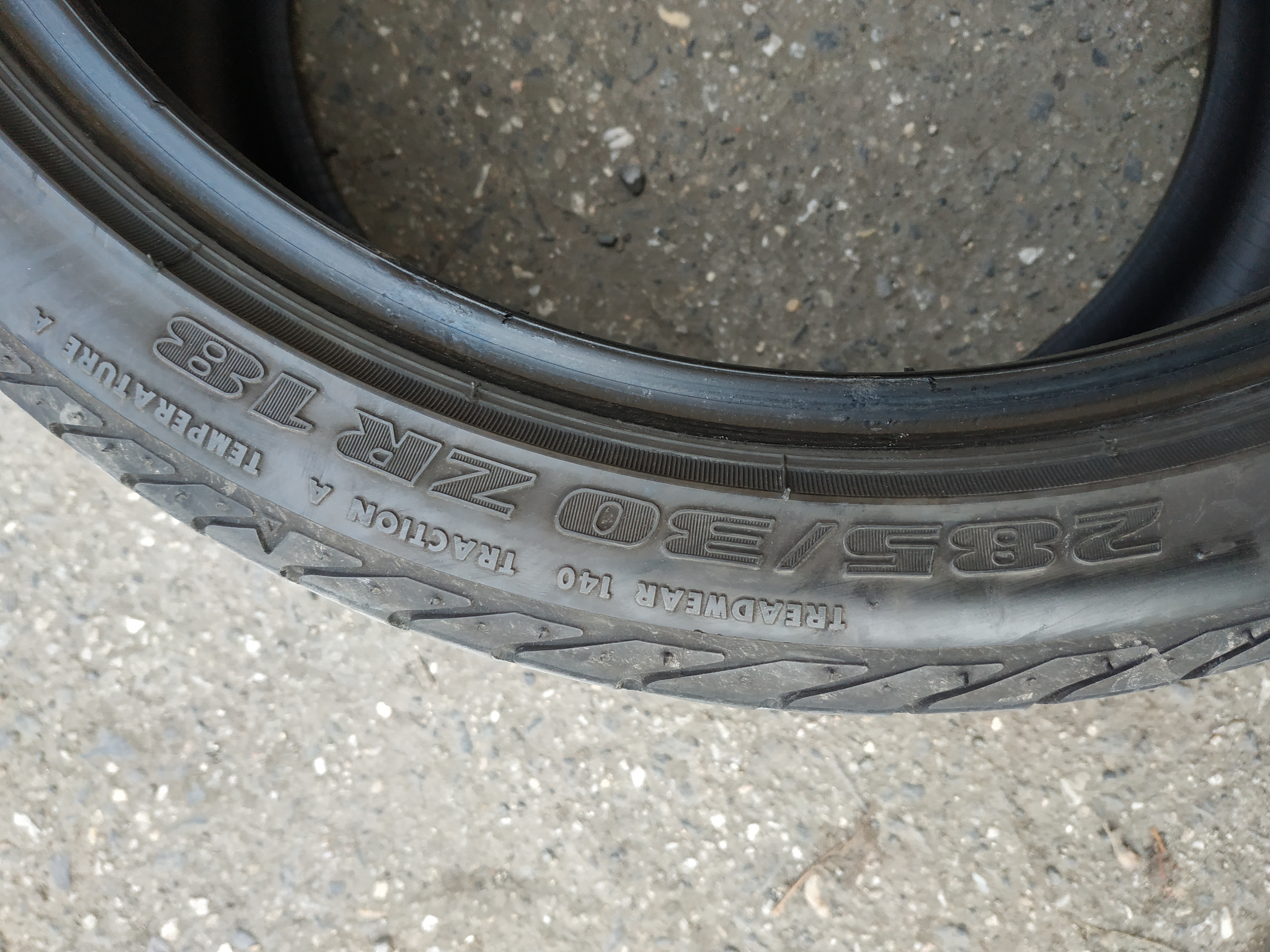 2KS - 295/30 ZR18 BRIDGESTONE