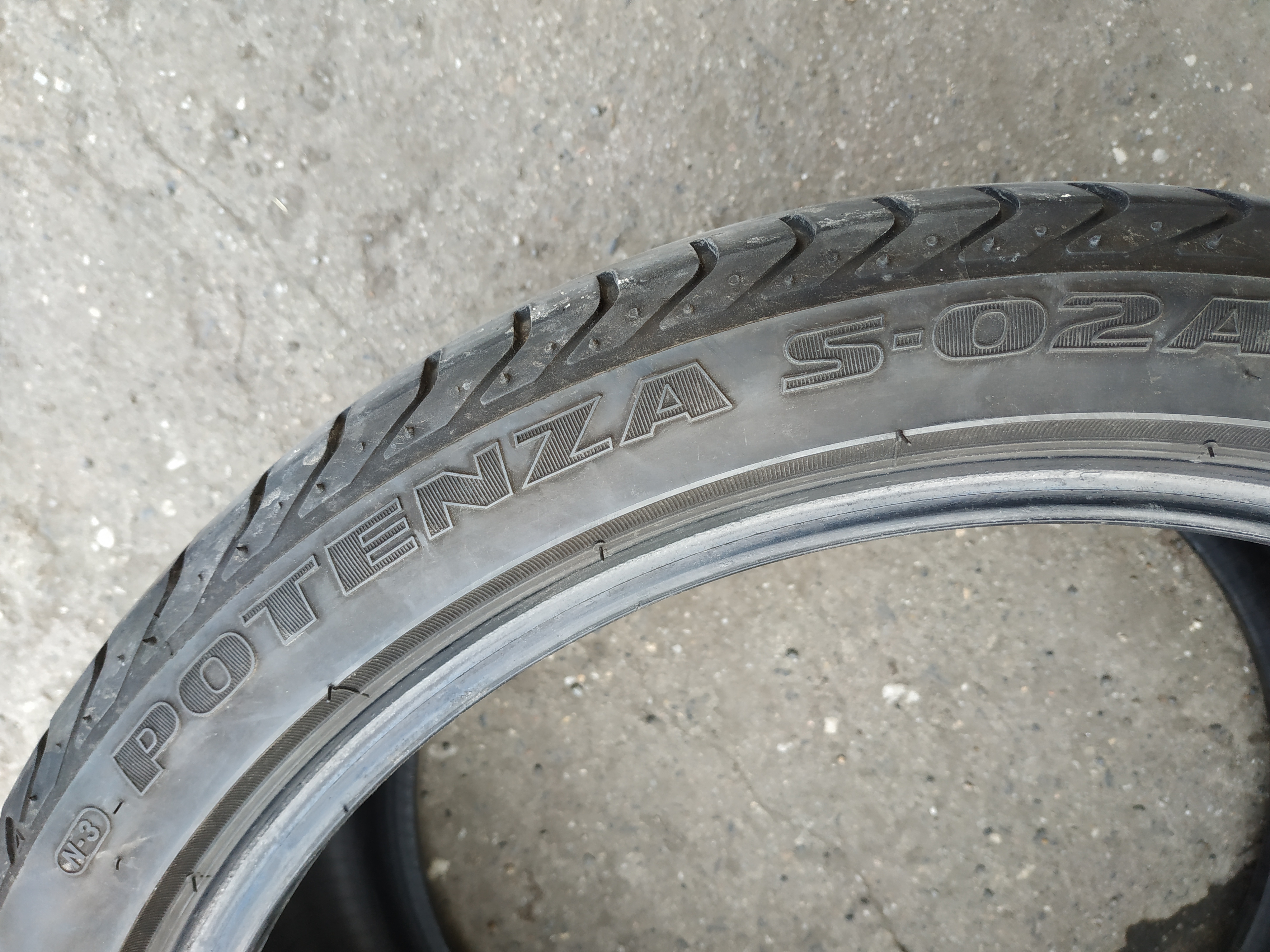 2KS - 295/30 ZR18 BRIDGESTONE